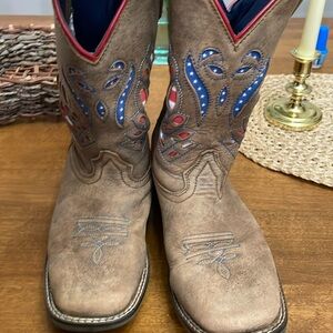 Kids boots very good shape